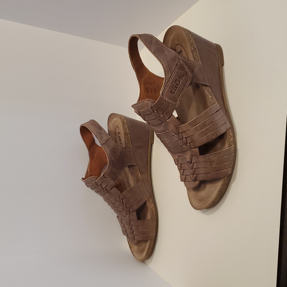 Taos Women's Tradition Wedge Sandal In Dark Taupe Leather Size 7-7.5 - Picture 5 of 10